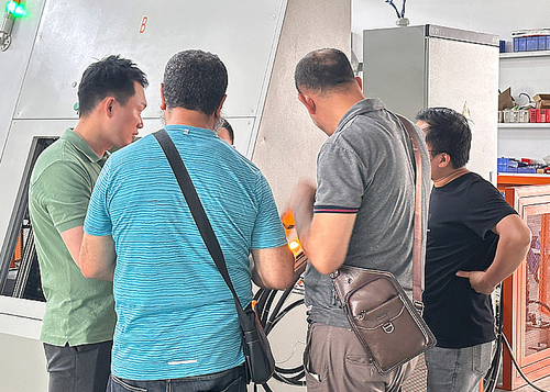 Berita perusahaan terbaru tentang Pelanggan Aljazair datang untuk mengunjungi perusahaan kami!
